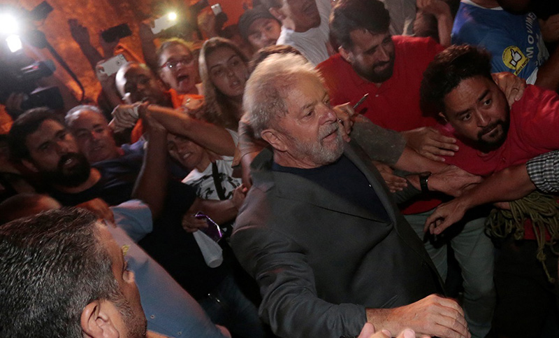 Lula se entregó a la Policía y es trasladado a la cárcel de Curitiba