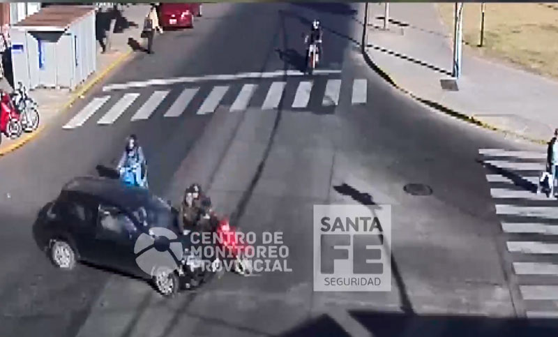 Impactantes imágenes: una moto chocó con un auto en Córdoba y Castellanos