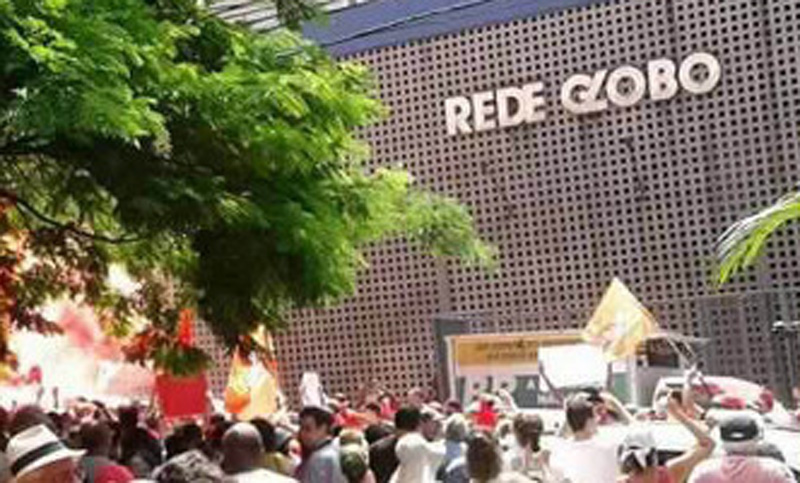 Manifestantes marcharon en contra de la red Globo