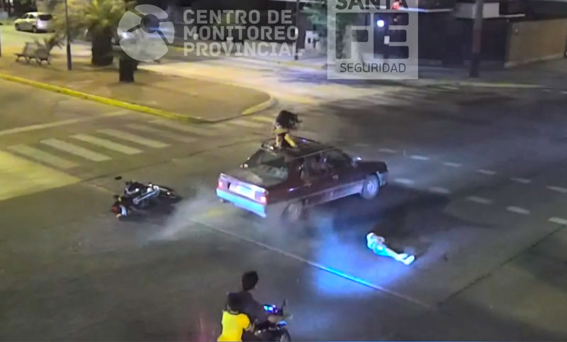 Impresionantes imágenes de un siniestro entre una moto y un auto
