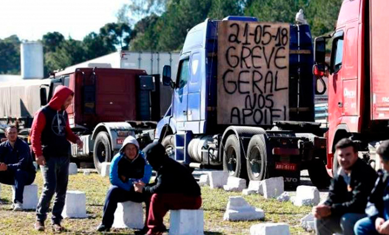 Luego de ocho días, comienza a ceder la huelga de camioneros en Brasil