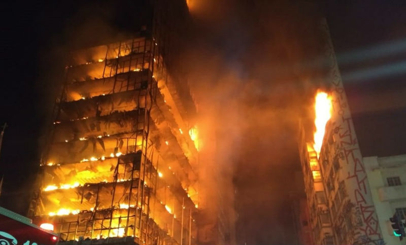 Imágenes impactantes: se incendió y colapsó un edificio en San Pablo