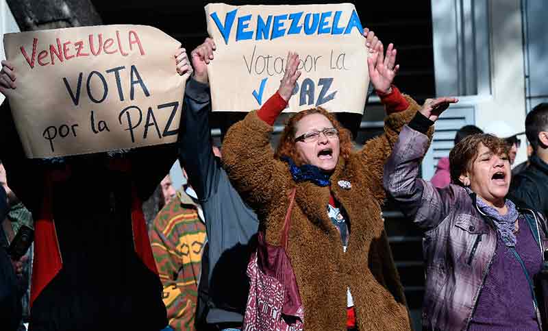 Venezolanos en Argentina se manifiestan a favor y en contra de las elecciones en Venezuela
