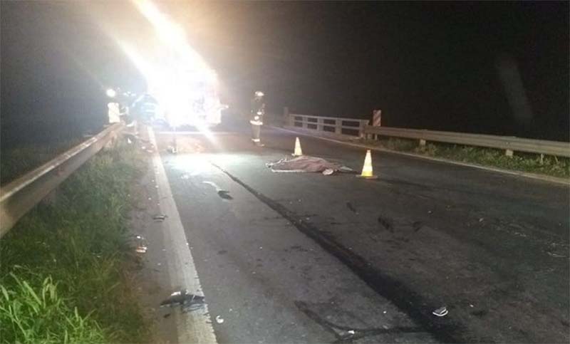 Dos motociclistas fallecieron tras chocar con un camión en la ruta 34