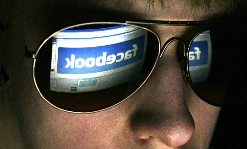 Facebook despidió a un empleado acusado de acceder a información para acosar online