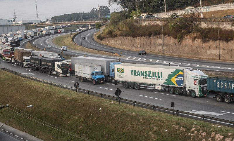 Camioneros brasileños mantienen bloqueos pese a concesiones de Temer
