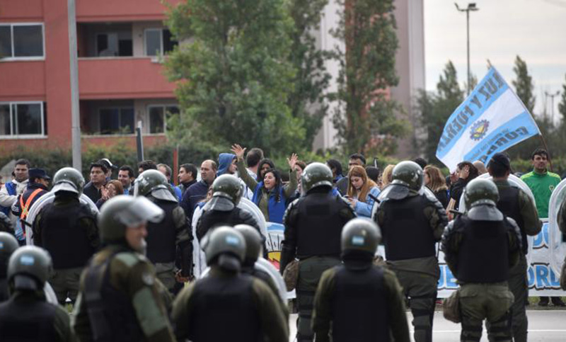 Manifestantes de Luz y Fuerza llevaron su reclamo para que lo escuchara Macri
