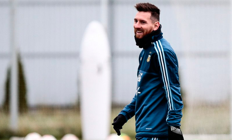 Messi llegó a la Argentina para sumarse a las prácticas de la selección