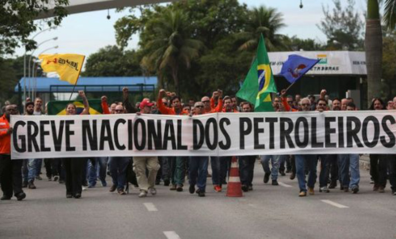 Petroleros de Brasil continúan su segundo día de huelga