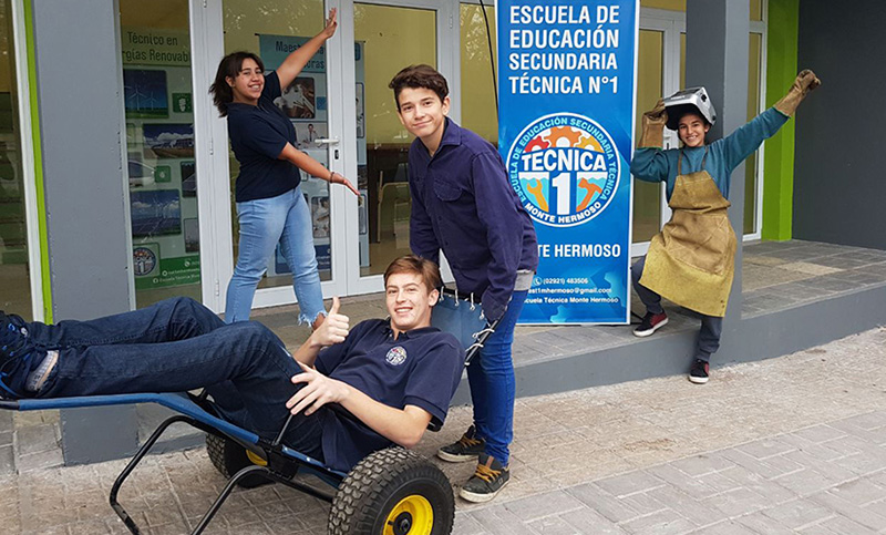 Alumnos de una Escuela Técnica fabrican sillas de ruedas para la arena