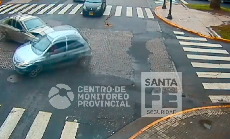 Un nuevo siniestro vial en Oroño y Tucumán: impactantes imágenes