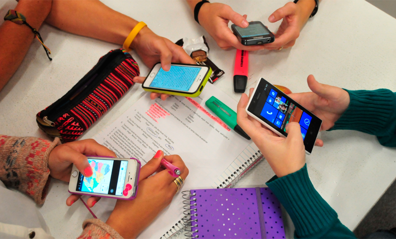 Diputados franceses aprueban prohibición de celulares en escuelas