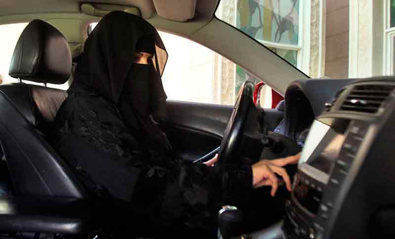 Las mujeres podrán manejar en Arabia Saudita, pero siempre tuteladas