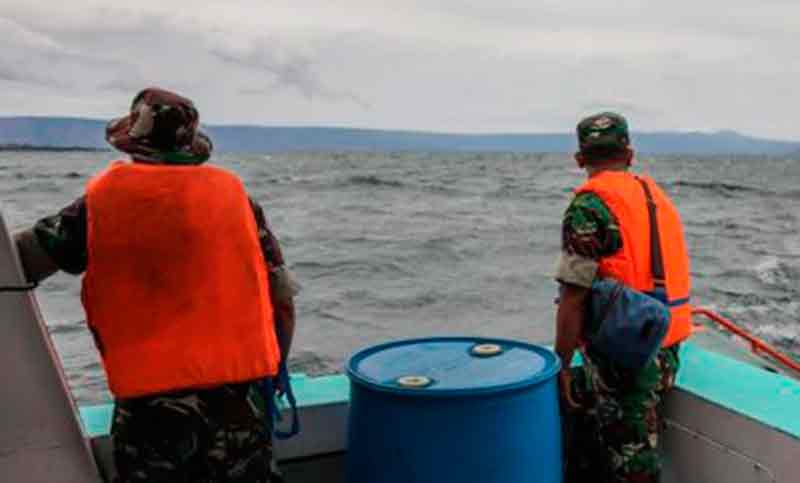 En Indonesia buscan a 94 desaparecidos por un naufragio en un lago de Sumatra