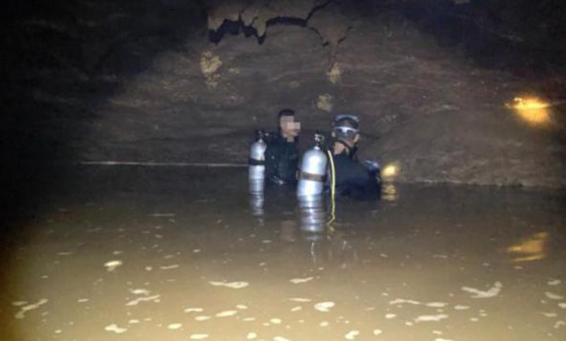 Avance de los buzos en busca de los niños atrapados en una cueva de Tailandia