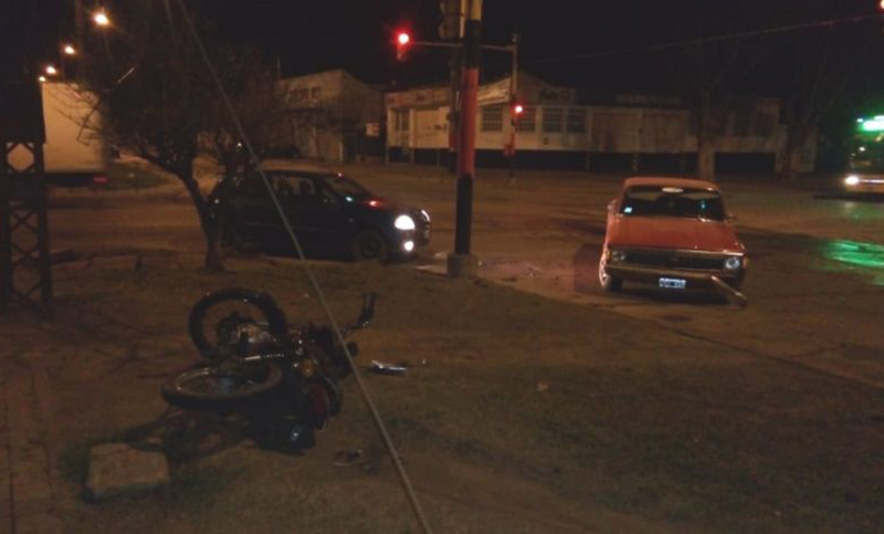 Un joven motociclista murió tras ser embestido por un auto