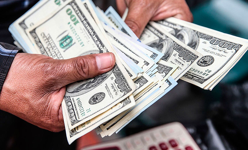 Tras la renuncia de Sturzenegger, el dólar trepó a $28,84 y marcó nuevo récord
