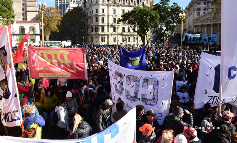 Columnas de manifestantes se preparan para dirigirse a Plaza de Mayo