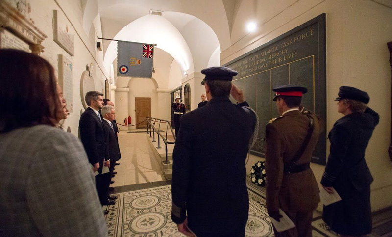 Tras homenaje a los caídos en Malvinas, Peña se reúne con funcionarios británicos