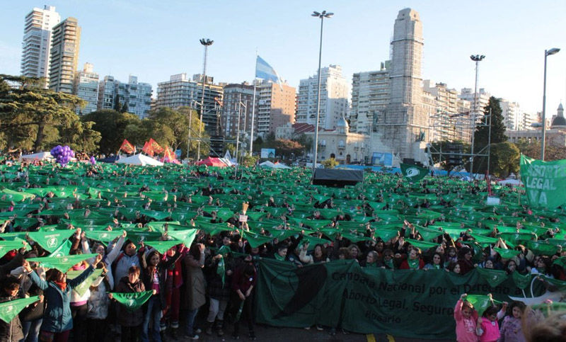 Monumento con pañuelo verde: miles marcharon en Rosario por el Ni Una Menos