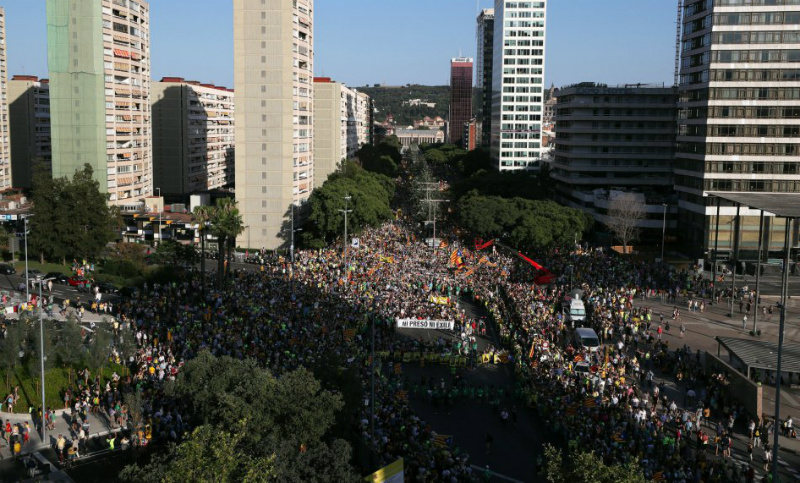 Miles de personas pidieron la liberación de independentistas en Barcelona