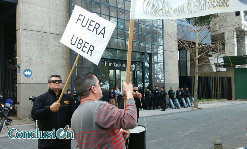 Fein defendió a los taxistas: “Cualquier otro sistema no tiene regulación y control”