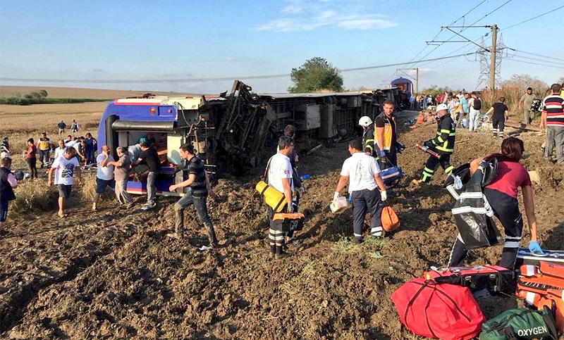Al menos 24 muertos por el descarrilamiento del tren en Turquía