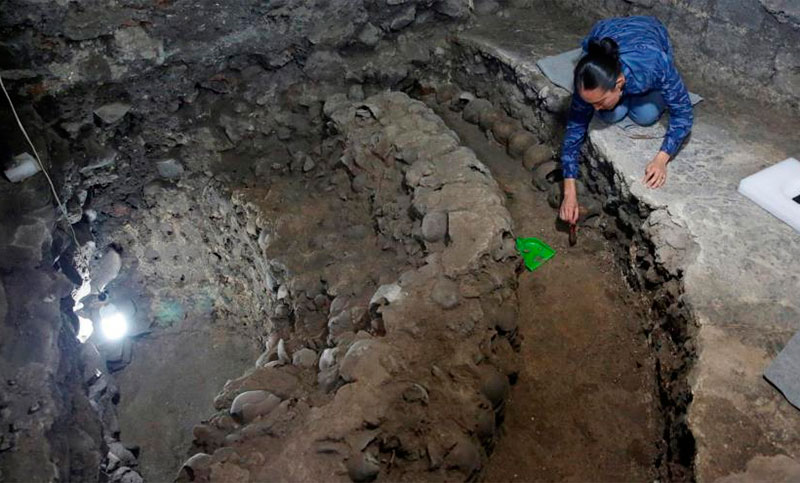 Hallan en México un enorme muro azteca hecho de cráneos humanos
