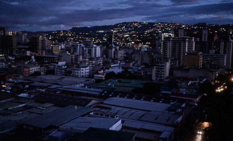 Caracas restablece el servicio de luz después de un gran apagón