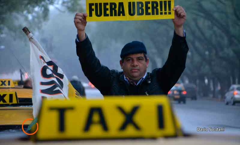 Uber en Rosario: proyecto estancado en el Concejo y negativa rotunda de taxistas