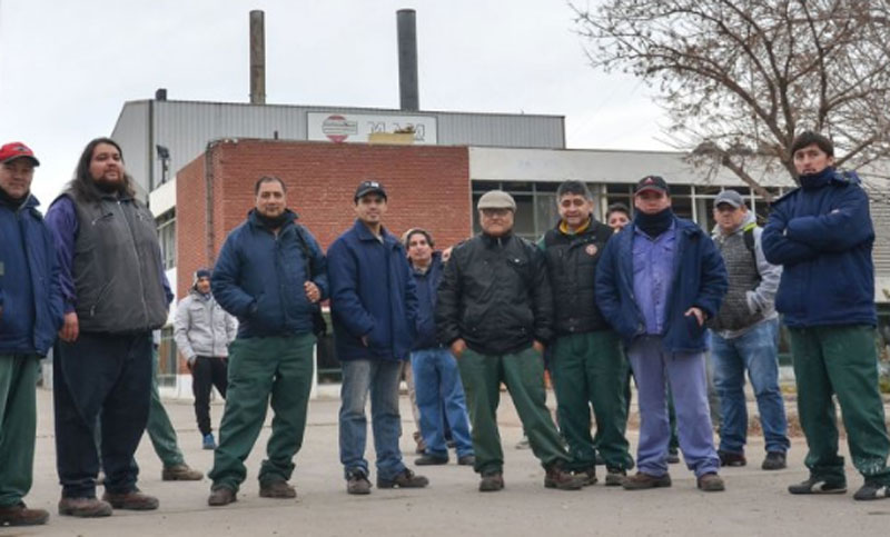 Trabajadores de una maderera neuquina exigen la reincorporación por despedidos