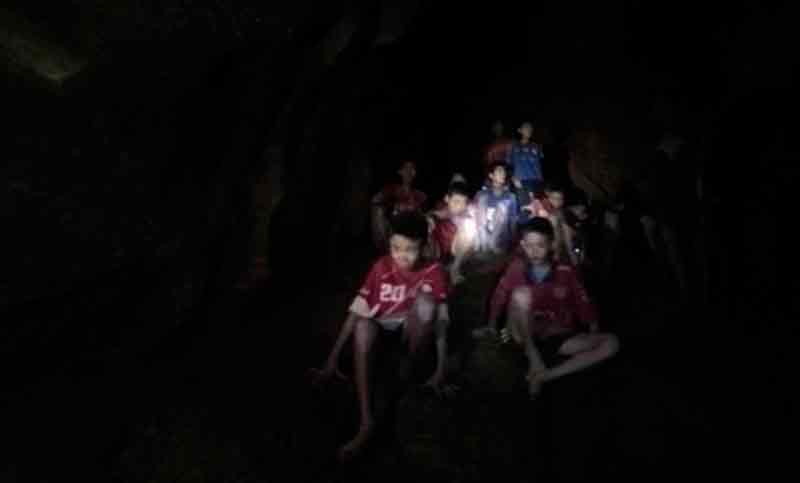 Los niños atrapados en una cueva de Tailandia están en «buena salud»