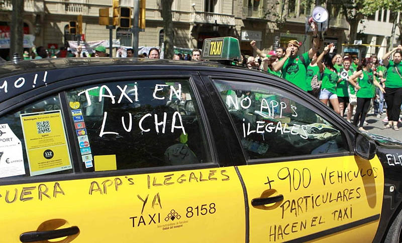 Los taxistas siguen su huelga en Barcelona tras episodios de violencia