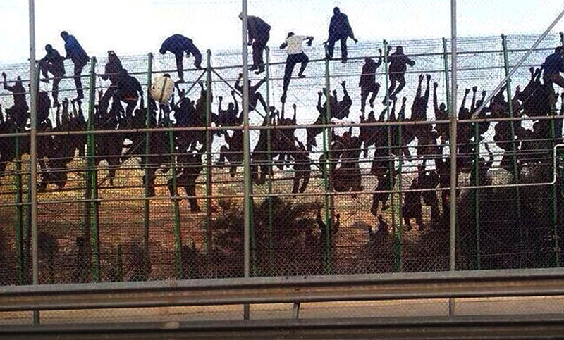 Incidentes violentos al irrumpir unos 600 migrantes en el enclave español de Ceuta