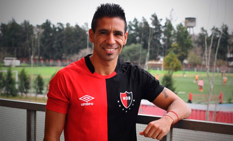 Víctor Figueroa firmó su renovación con Newell’s por dos años
