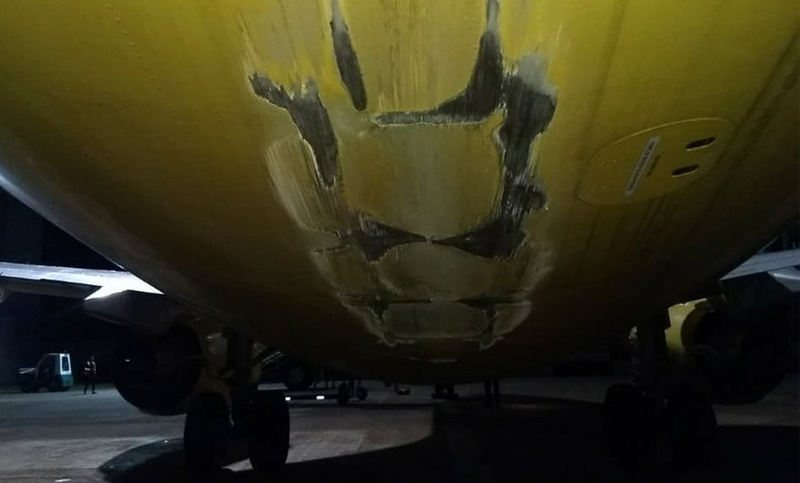 Un avión de Flybondi no pudo despegar tras rozar la pista