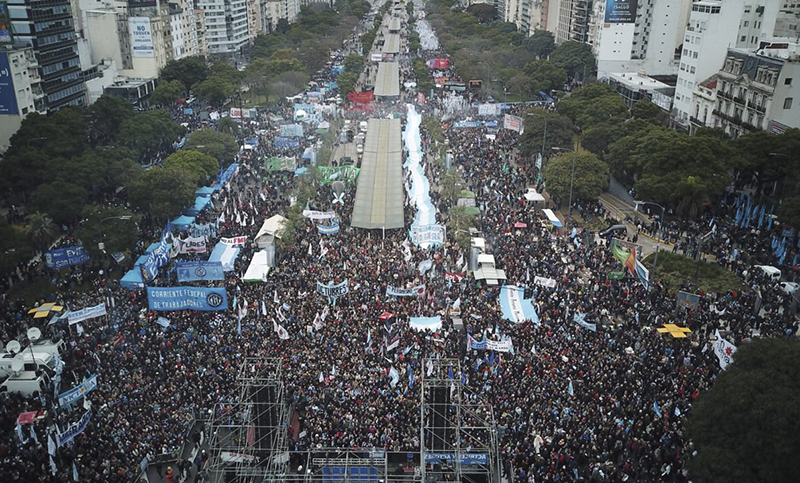 La manifestación opositora copó la avenida 9 de julio en Buenos Aires