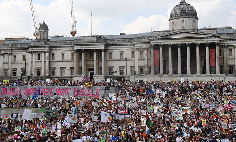 Decenas de miles de personas se manifiestan en Londres contra Trump