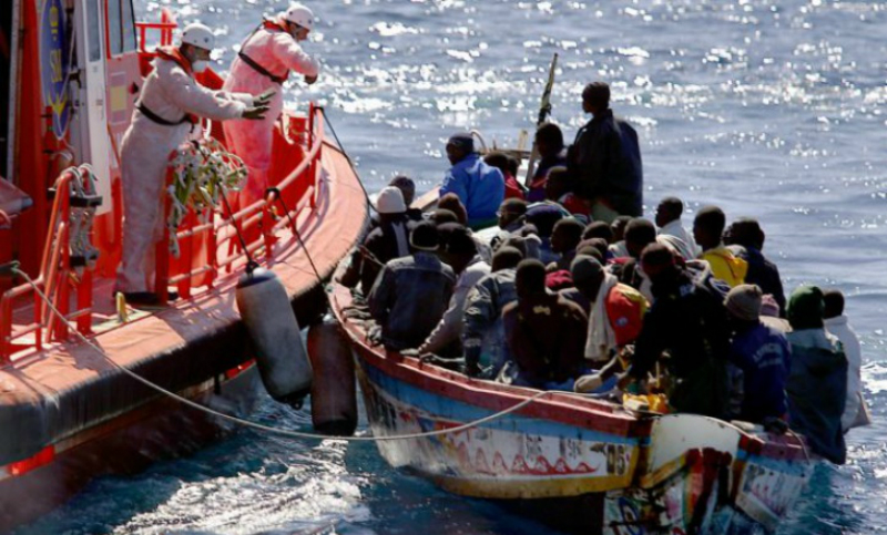 España rescató a 340 migrantes en el Mediterráneo, uno flotaba en el río