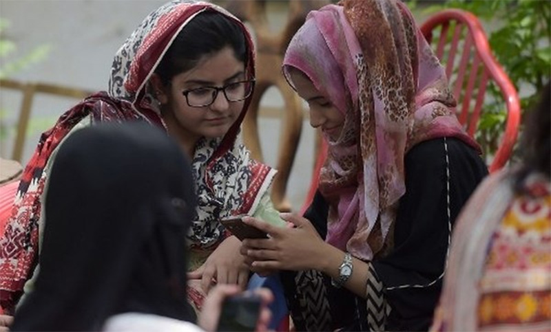 Los jóvenes con «smartphones», una pesadilla para los políticos paquistaníes