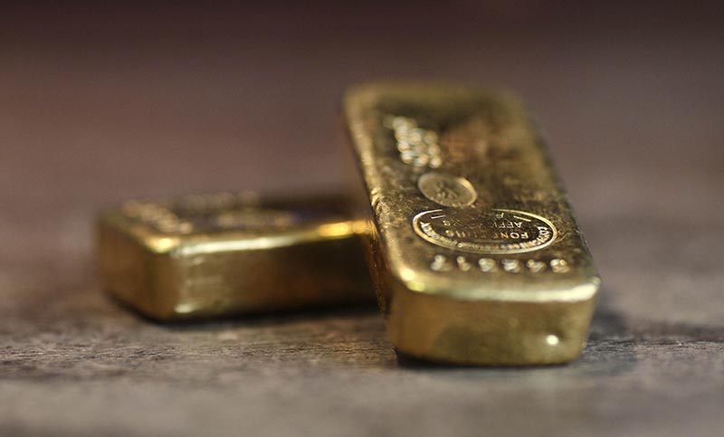 Cotización del oro cae a su mínimo de un año
