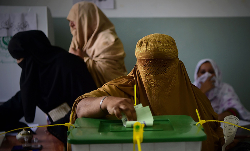 Un atentando suicida ensangrienta elecciones en Pakistán