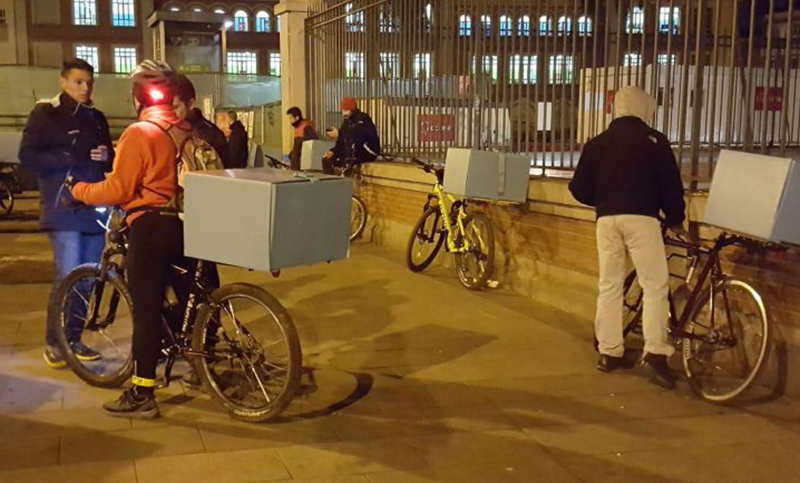 Repartidores de comida en bicicleta convocan a una huelga en Francia