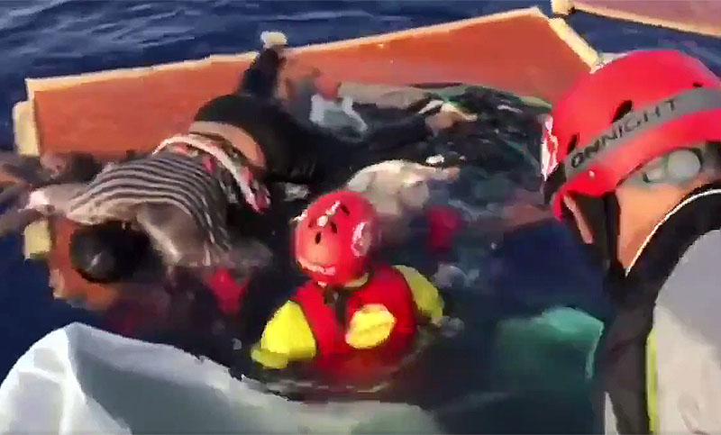 Descubren a una náufraga aferrada a dos muertos en el Mediterráneo