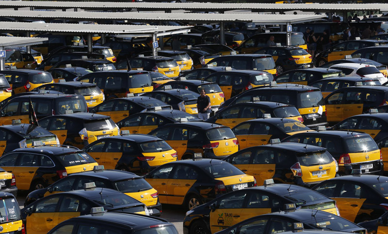 Taxistas expanden su huelga a toda España en contra de Uber