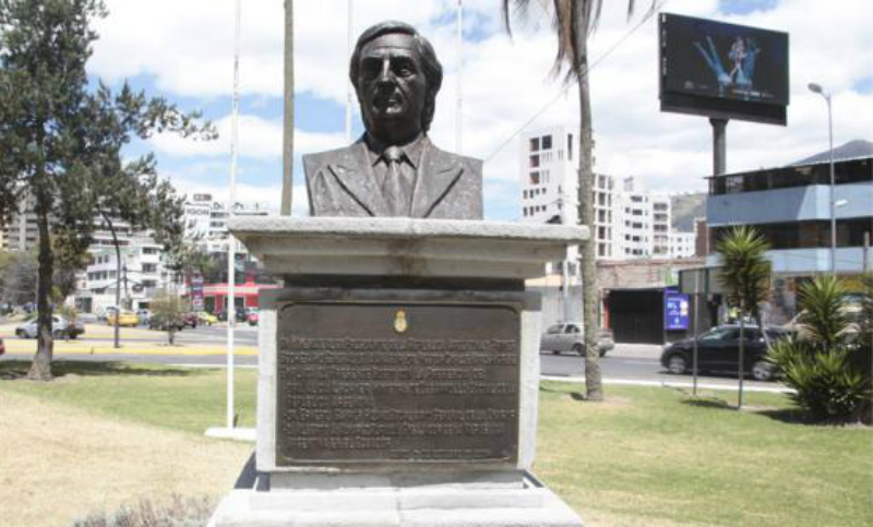 Retiraron un busto de Néstor Kirchner en Ecuador