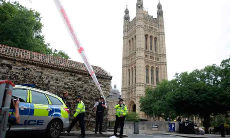 Automovilista causa varios heridos frente al Parlamento británico