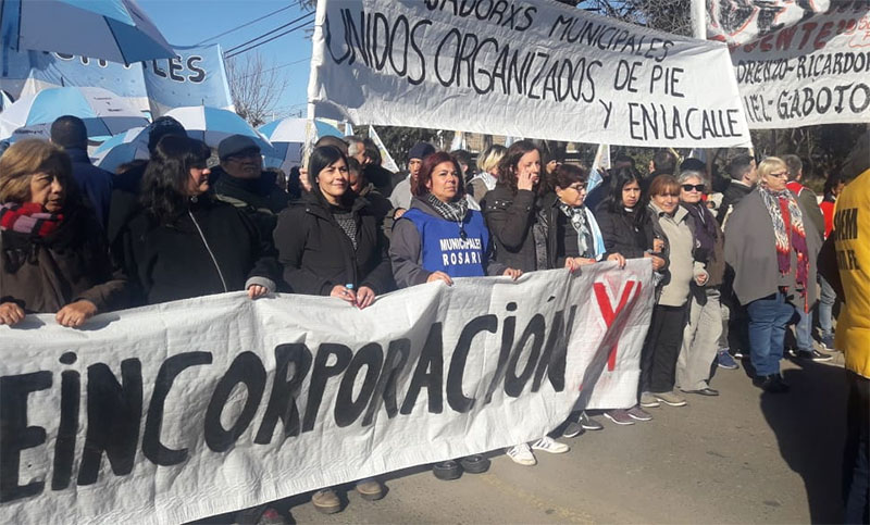 Masiva protesta por despidos en Fray Luis Beltrán: «Vamos a parar la provincia»