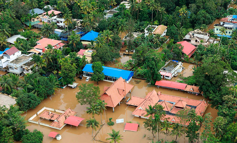 Miles de personas siguen aisladas por las inundaciones en India