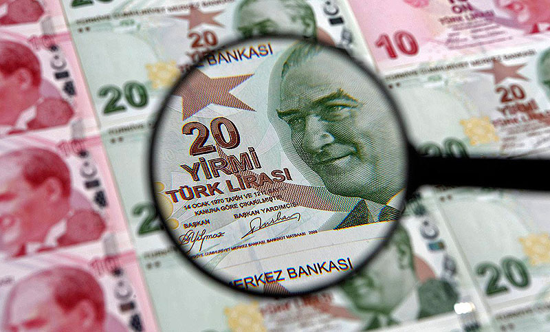 La lira turca se desploma y Erdogan denuncia una “guerra económica”